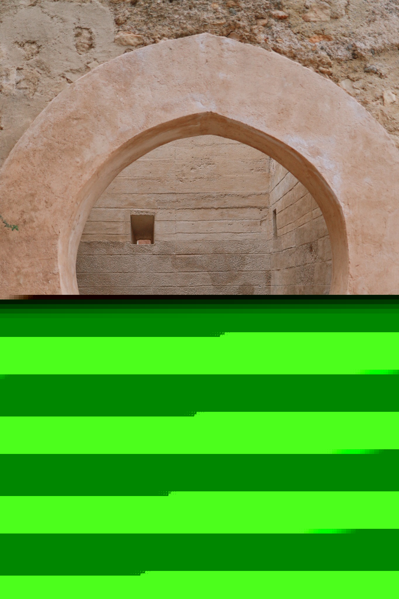 Jaume gravant arquitectura sota un arc de pedra